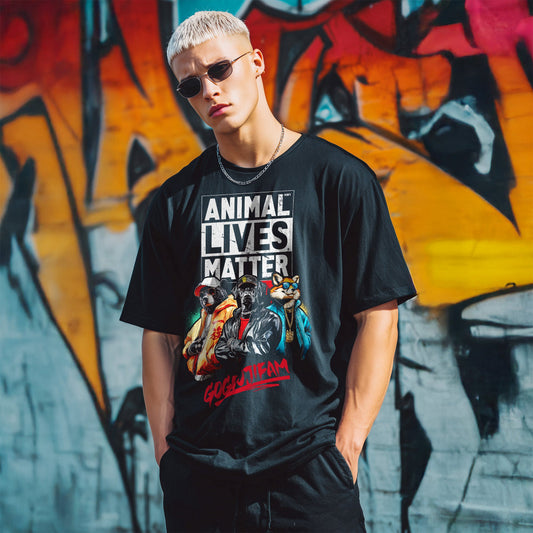Schwarzes T-Shirt von GOGOJIFAM mit dem Motiv ANIMAL LIVES MATTER: ALM ist eine Hip-Hop-Crew bestehend aus Kris Lee (Bär), G-Dough (Hund) und Foxy Flow (Fuchs). Mit ihren durchschlagenden Oldschool-Raps machen sie auf Speziesismus aufmerksam und gelten als Ikonen im Kampf gegen die Fleischindustrie. Das kraftvolle Design im Manga-Comic-Stil setzt ein klares Statement für Umwelt- und Tierschutz.