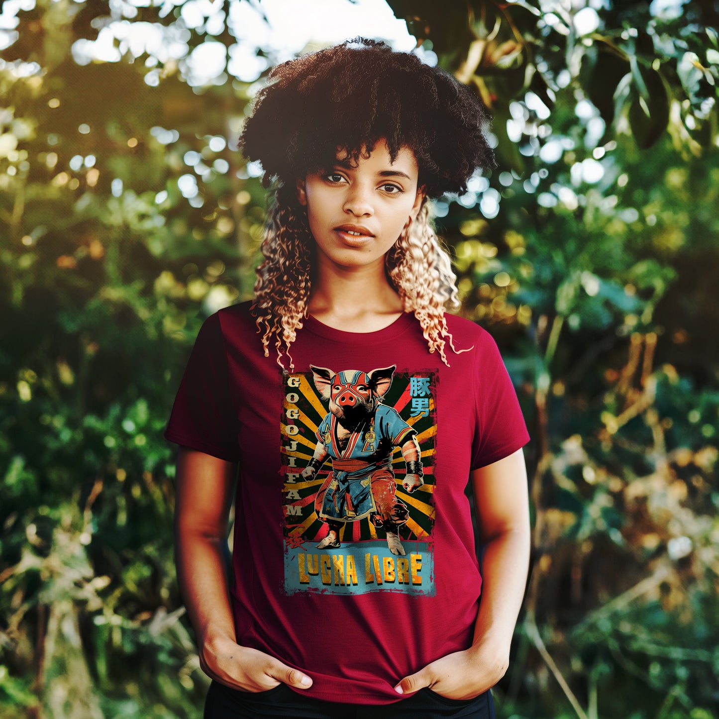 Kardinalrotes T-Shirt von GOGOJIFAM mit dem Motiv WRESTLER “THE PIGMAN“: Ein Wrestling-Schwein im realistischen Manga-Stil trägt einen farbigen Kimono und eine und Lucha Libre Maske. Entschlossen und kampfbereit verkörpert er den Widerstand der Tiere gegen ihre Bedrohung. Das fantasievolle Design setzt ein kreatives Zeichen für Umwelt- und Tierschutz und macht auf den Kampf der Tiere um ihre Existenz aufmerksam.