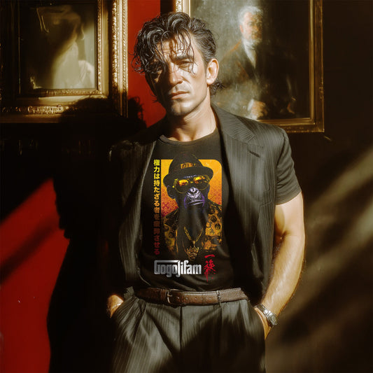 Schwarzes T-Shirt von GOGOJIFAM mit dem Motiv DON BORBUJAS: Ein Gangster-Schimpanse in Mafia Kluft, goldener Sonnenbrille und Kettee mit GOGOJIFAM Anhänger. Souverän herrscht er in der Familie und tut auch alles um sie zu schützen. Das kraftvolle Design im gemalten Comic-Realismus verbindet den Existenzkampf der Tiere mit rebellischer Energie und setzt ein kreatives Zeichen für Umwelt- und Tierschutz.