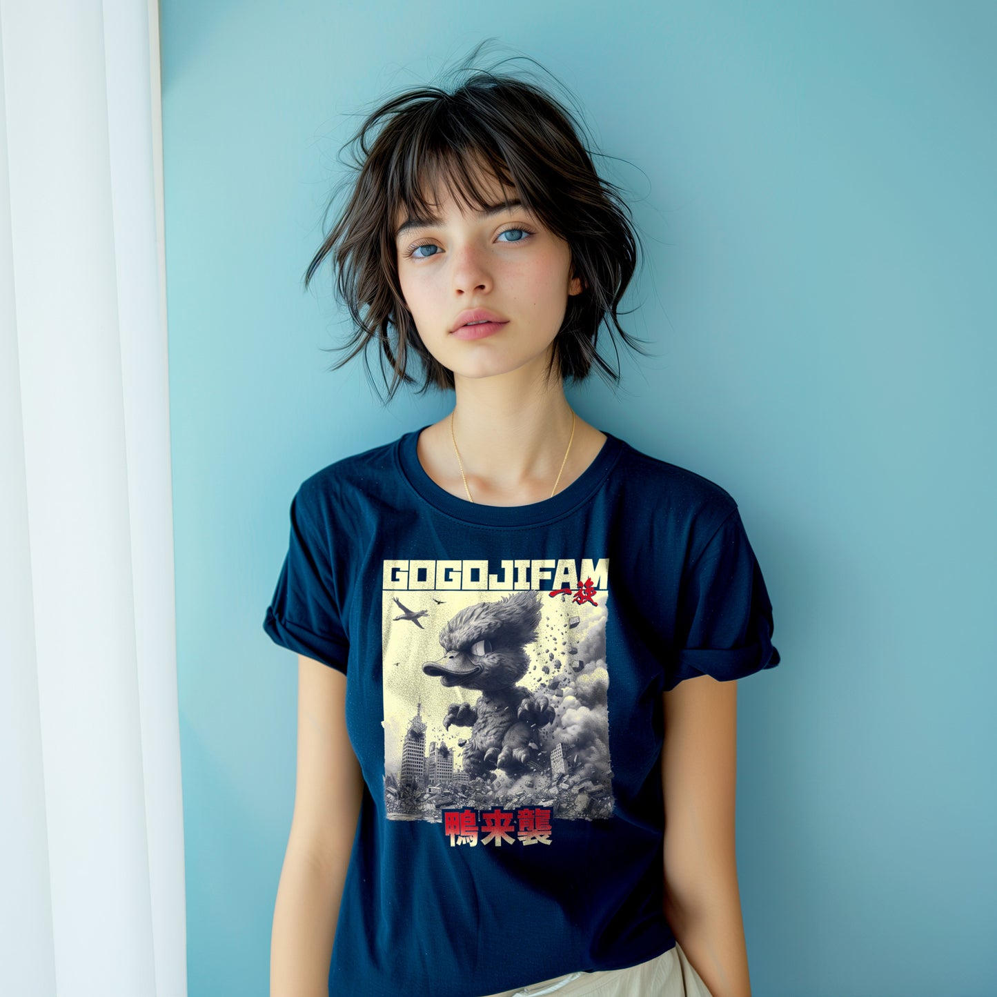 Navy blaues T-Shirt von GOGOJIFAM mit dem Motiv DUCK ATTACK: Eine riesige, niedliche Ente im realistischen Manga-Stil stampft durch eine Großstadt. Das kraftvolle Design steht sinnbildlich für den Kampf der Tiere um ihre Existenz und setzt ein kreatives Zeichen für Umwelt- und Tierschutz.