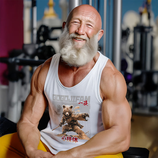 Weißes Tank Top von GOGOJIFAM mit dem Motiv JŌDŌ BEAR: Ein Braunbär-Wandermönch mit Long Stick in Kampfposition. Im Hintergrund erscheint sein Meister aus der Vergangenheit. Das ausdrucksstarke Design im Manga-Stil betont die Kultivierung alten Wissens, die Verbundenheit aller Dinge - und den Kampf der Tiere um ihre Existenz. Ein kreatives Statement für Umwelt- und Tierschutz.