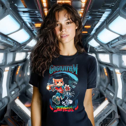 Schwarzes T-Shirt von GOGOJIFAM mit dem Motiv JONESY: Eine Ginger-Katze im cartoonigen Manga-Look, mit noch dampfender Laserkanone, sprintet durch den Raumschiff-Korridor und jagt einen Facehugger. Im Hintergrund lauert ein stilisierter Xenomorph. Jonesy ist zurück - und rächt sich an allen Monstern. Inklusive der miesen Hollywood-Drehbuchautoren, die ihn aus den Sequels gestrichen haben.