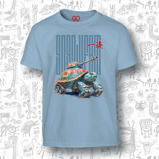 Hellblaues T-Shirt für Kids von GOGOJIFAM mit dem Motiv TANK TURTLE: Eine Schildkröte als lebender Kampfpanzer im realistischen Manga-Stil. Das kraftvolle Design steht sinnbildlich für den Kampf der Tiere um ihre Existenz und setzt ein kreatives Zeichen für Umwelt- und Tierschutz.