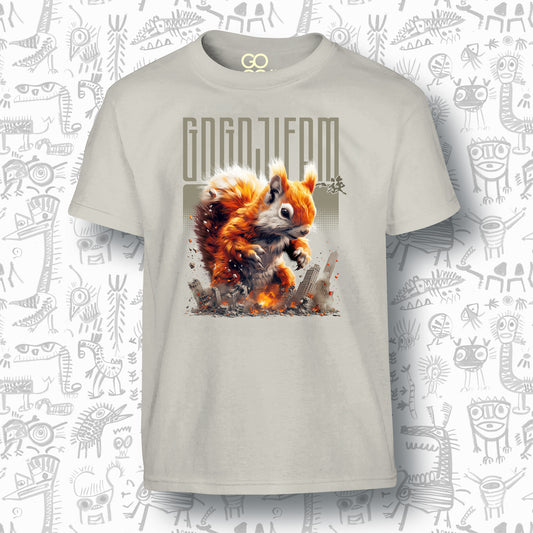 Sandfarbenes T-Shirt für Kids von GOGOJIFAM mit dem Motiv MUTANT EICHI: Ein riesiges, niedliches Eichhörnchen im realistischen Manga-Stil stampft durch eine Großstadt. Das kraftvolle Design steht sinnbildlich für den Kampf der Tiere um ihre Existenz und setzt ein kreatives Zeichen für Umwelt- und Tierschutz.