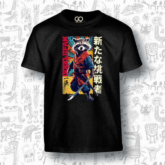 Schwarzes T-Shirt für Kids von GOGOJIFAM mit dem Motiv NEW CHALLENGER RACCOON: Ein Samurai-Waschbär im realistischen Manga-Stil trägt einen rot-blauen Kimono und hält ein Katana. Entschlossen und kampfbereit verkörpert er den Widerstand der Tiere gegen ihre Bedrohung. Das fantasievolle Design setzt ein kreatives Zeichen für Umwelt- und Tierschutz und macht auf den Kampf der Tiere um ihre Existenz aufmerksam.