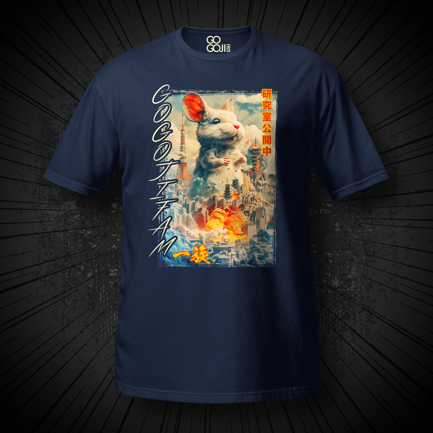 Navy blaues T-Shirt von GOGOJIFAM mit dem Motiv LAB MOUSE: Frisch aus dem Labor ausgebrochen stampft eine mutierte Riesenmaus durch Tokyo. Das kraftvolle, im realistischen Manga-Stil gehaltene Design steht sinnbildlich für den Kampf der Tiere um ihre Existenz und setzt ein kreatives Zeichen für Umwelt- und Tierschutz.