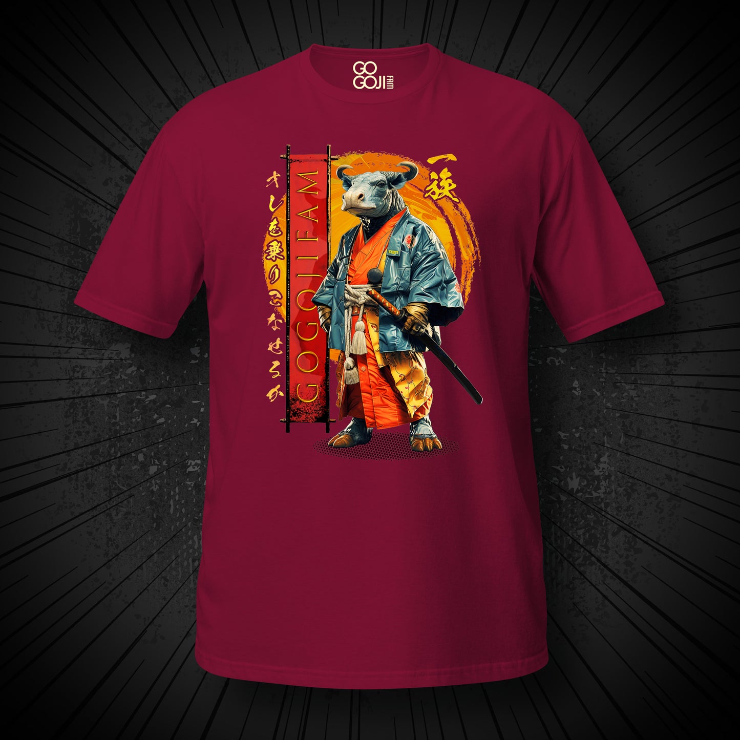Kardinalrotes T-Shirt von GOGOJIFAM mit dem Motiv MINOTAUR: Ein Minotaurus im realistischen Manga-Stil trägt einen Haut Couture Kimono und hält sein Katana griffbereit. Entschlossen und kampfbereit verkörpert er den Widerstand der Tiere gegen ihre Bedrohung. Das fantasievolle Design setzt ein kreatives Zeichen für Umwelt- und Tierschutz und macht auf den Kampf der Tiere um ihre Existenz aufmerksam.