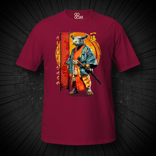 Kardinalrotes T-Shirt von GOGOJIFAM mit dem Motiv MINOTAUR: Ein Minotaurus im realistischen Manga-Stil trägt einen Haut Couture Kimono und hält sein Katana griffbereit. Entschlossen und kampfbereit verkörpert er den Widerstand der Tiere gegen ihre Bedrohung. Das fantasievolle Design setzt ein kreatives Zeichen für Umwelt- und Tierschutz und macht auf den Kampf der Tiere um ihre Existenz aufmerksam.