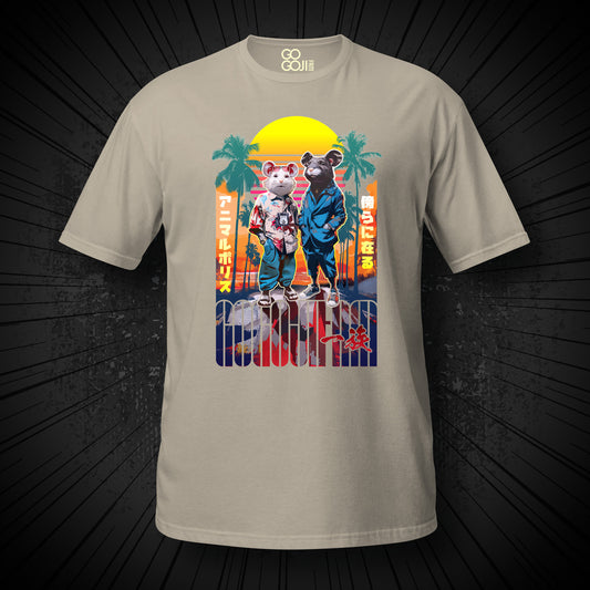 Sandfarbenes T-Shirt von GOGOJIFAM mit dem Motiv MICE VICE: Zwei Cop-Mäuse im realistischen Manga-Stil tragen Hawaiihemd und Anzug – eine Hommage an Miami Vice. Souverän und cool sind sie im Einsatz gegen die illegale Tierausbeutung. Das fantasievolle Design setzt ein kreatives Zeichen für Umwelt- und Tierschutz und macht auf den Kampf der Tiere um ihre Existenz aufmerksam.