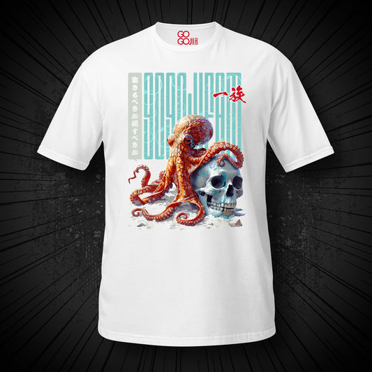 Weisses T-Shirt von GOGOJIFAM mit dem Motiv OCTOPUS: Ein Tintenfisch im realistischen Manga-Stil macht es sich auf einem Menschenschädel gemütlich. Das kraftvolle Design steht sinnbildlich für den Überlebenswillen der Tiere und setzt ein kreatives Zeichen für Umwelt- und Tierschutz.
