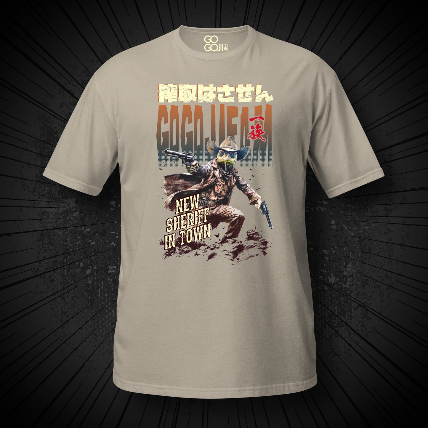 Sandfarbenes T-Shirt von GOGOJIFAM mit dem Motiv SHERIFF: Ein Sheriff-Gecko im realistischen Manga-Stil richtet seinen Colt in dynamischer Pose direkt auf den Betrachter. Das kraftvolle Design steht sinnbildlich für Gerechtigkeit gegenüber Tieren und setzt ein kreatives Zeichen für Umwelt- und Tierschutz.