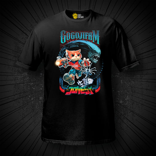 Schwarzes T-Shirt von GOGOJIFAM mit dem Motiv JONESY: Eine Ginger-Katze im cartoonigen Manga-Look, mit noch dampfender Laserkanone, sprintet durch den Raumschiff-Korridor und jagt einen Facehugger. Im Hintergrund lauert ein stilisierter Xenomorph. Jonesy ist zurück - und rächt sich an allen Monstern. Inklusive der miesen Hollywood-Drehbuchautoren, die ihn aus den Sequels gestrichen haben.