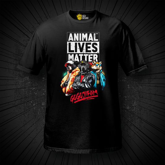 Schwarzes T-Shirt von GOGOJIFAM mit dem Motiv ANIMAL LIVES MATTER: ALM ist eine Hip-Hop-Crew bestehend aus Kris Lee (Bär), G-Dough (Hund) und Foxy Flow (Fuchs). Mit ihren durchschlagenden Oldschool-Raps machen sie auf Speziesismus aufmerksam und gelten als Ikonen im Kampf gegen die Fleischindustrie. Das kraftvolle Design im Manga-Comic-Stil setzt ein klares Statement für Umwelt- und Tierschutz.