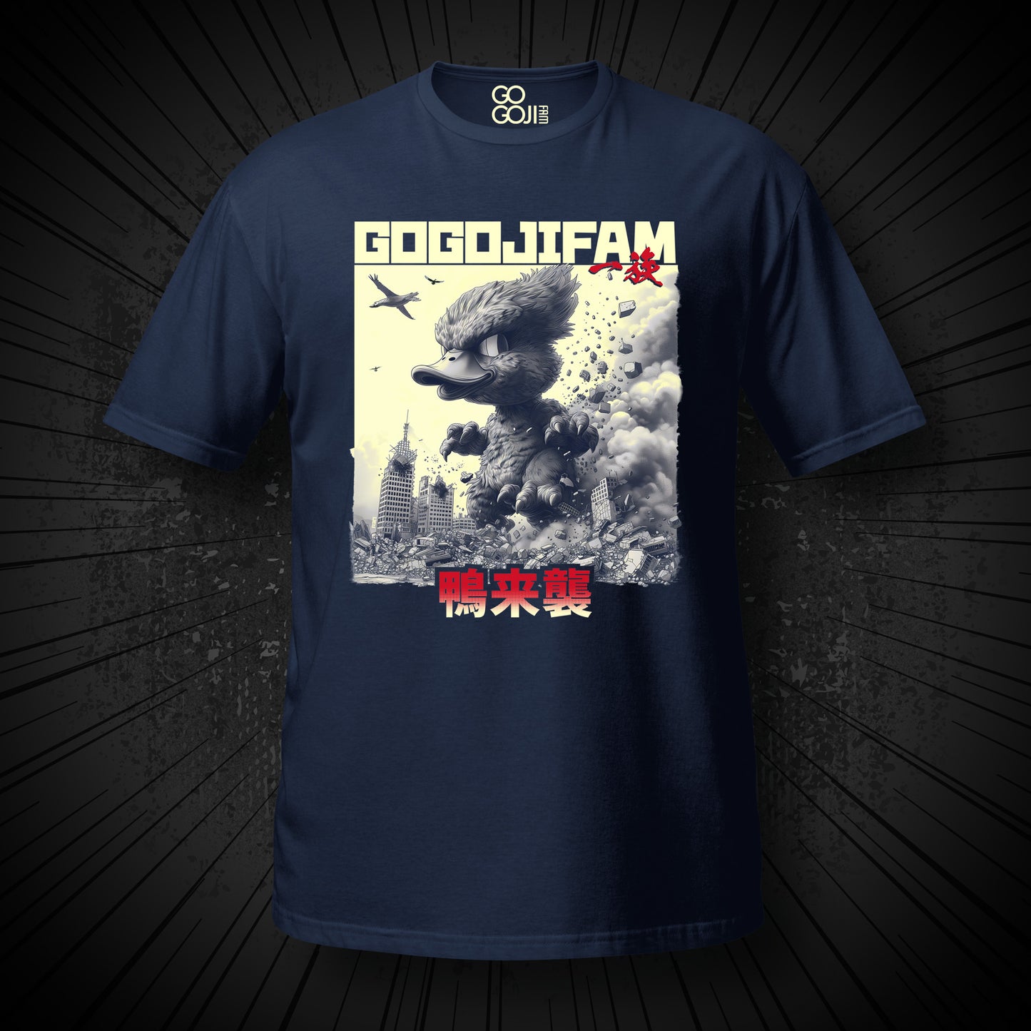 Navy blaues T-Shirt von GOGOJIFAM mit dem Motiv DUCK ATTACK: Eine riesige, niedliche Ente im realistischen Manga-Stil stampft durch eine Großstadt. Das kraftvolle Design steht sinnbildlich für den Kampf der Tiere um ihre Existenz und setzt ein kreatives Zeichen für Umwelt- und Tierschutz.