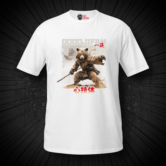 Weißes T-Shirt von GOGOJIFAM mit dem Motiv JŌDŌ BEAR: Ein Braunbär-Wandermönch mit Long Stick in Kampfposition. Im Hintergrund erscheint sein Meister aus der Vergangenheit. Das ausdrucksstarke Design im Manga-Stil betont die Kultivierung alten Wissens, die Verbundenheit aller Dinge - und den Kampf der Tiere um ihre Existenz. Ein kreatives Statement für Umwelt- und Tierschutz.