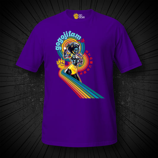 Lila T-Shirt von GOGOJIFAM mit dem Motiv BLACK PANTHY: Ein kraftvolles Panther Girl mit Afro, 70s-Vibe und Kung-Fu-Pose, umgeben von einer dynamischen Regenbogengrafik. Das ausdrucksstarke Comic-Design steht für Widerstand, Haltung und Kreativität im Kampf für Tier- und Umweltschutz. Ein visuelles Statement gegen das Vergessen und die Korruption, die diese Missstände am Leben hält.