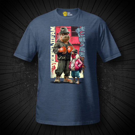 Heather Navy-farbenes T-Shirt von GOGOJIFAM mit dem Motiv ROCKOPOTAMUS: Ein Nilpferd mit Boxhandschuhen und sein Gockel-Trainer im realistischen Manga-Stil präsentieren sich in kämpferischer Pose. Das fantasievolle Design betont die Stärke von Zusammenhalt und setzt zugleich ein augenzwinkerndes Statement für Umwelt- und Tierschutz.