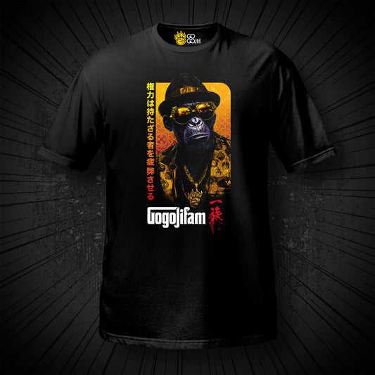 Schwarzes T-Shirt von GOGOJIFAM mit dem Motiv DON BORBUJAS: Ein Gangster-Schimpanse in Mafia Kluft, goldener Sonnenbrille und Kettee mit GOGOJIFAM Anhänger. Souverän herrscht er in der Familie und tut auch alles um sie zu schützen. Das kraftvolle Design im gemalten Comic-Realismus verbindet den Existenzkampf der Tiere mit rebellischer Energie und setzt ein kreatives Zeichen für Umwelt- und Tierschutz.