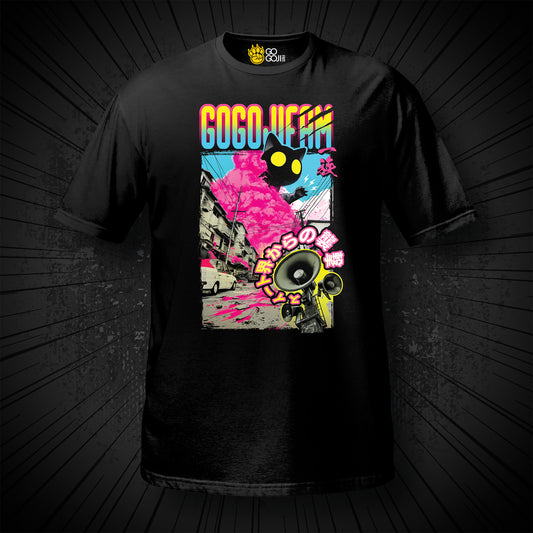 Schwarzes T-Shirt von GOGOJIFAM mit dem Motiv KINKAT: Eine riesige, schwarze Katze mit leuchtenden Augen, im cartoonigen Manga-Stil gehalten, stampft eingehüllt in einer rosa Wolke durch die Straßen. Im Vordergrund heult eine Sirene und warnt vor dem Angriff aus der Kuscheldimension. Das witzige Design steht steht für den Aufstand der Tiere, die sich in ihrer Existenz nicht länger unterdrücken lassen wollen. Auch das Kuschelige kann zurückschlagen.