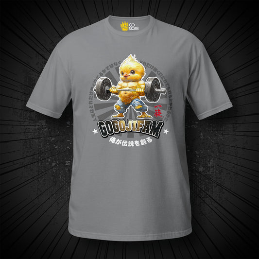 Nardograues T-Shirt von GOGOJIFAM mit dem Motiv PUMPIN CHIC: Ein kleines, aber muskulöses Küken stemmt entschlossen die Langhantel. Das ausdrucksstarke Design im Manga-Stil erinnert an ein Gym-Club-Logo und inspiriert dazu, über den eigenen Schatten zu springen. Zugleich setzt das Motiv ein augenzwinkerndes Statement für Umwelt- und Tierschutz.