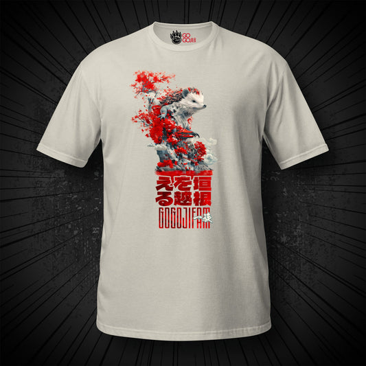 Sandfarbenes T-Shirt von GOGOJIFAM mit dem Motiv BREAKING BOUNDARIES: Ein gigantischer Igel tritt aus dem Dickicht. Er ist gezwungen, Grenzen zu überschreiten, weil sein Lebensraum schwindet. Das Design im realistischen Comic-Stil symbolisiert den Widerstand der Natur und setzt ein kreatives Zeichen für Umwelt- und Tierschutz.