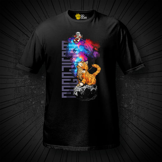 Schwarzes T-Shirt von GOGOJIFAM mit dem Motiv COSMO CAT: Eine langhaarige Ginger-Katze thront auf einem Meteoriten und spielt mit einem Schnürchen. Am anderen Ende schwebt ein hilfloser Astronaut. Das Design im realistischen Comic-Stil verbindet niedliche Anarchie mit kosmischer Überlegenheit und setzt ein augenzwinkerndes Zeichen für Umwelt- und Tierschutz. Denn selbst im All gilt: Natur lässt sich nicht zähmen.