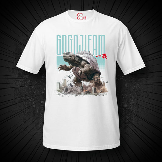 Weißes T-Shirt von GOGOJIFAM mit dem Motiv STUMPER TURTLE: Eine gigantische Schildkröte im realistischen Manga-Stil stampft durch eine Großstadt. Das kraftvolle Design steht sinnbildlich für den Kampf der Tiere um ihre Existenz und setzt ein kreatives Zeichen für Umwelt- und Tierschutz.