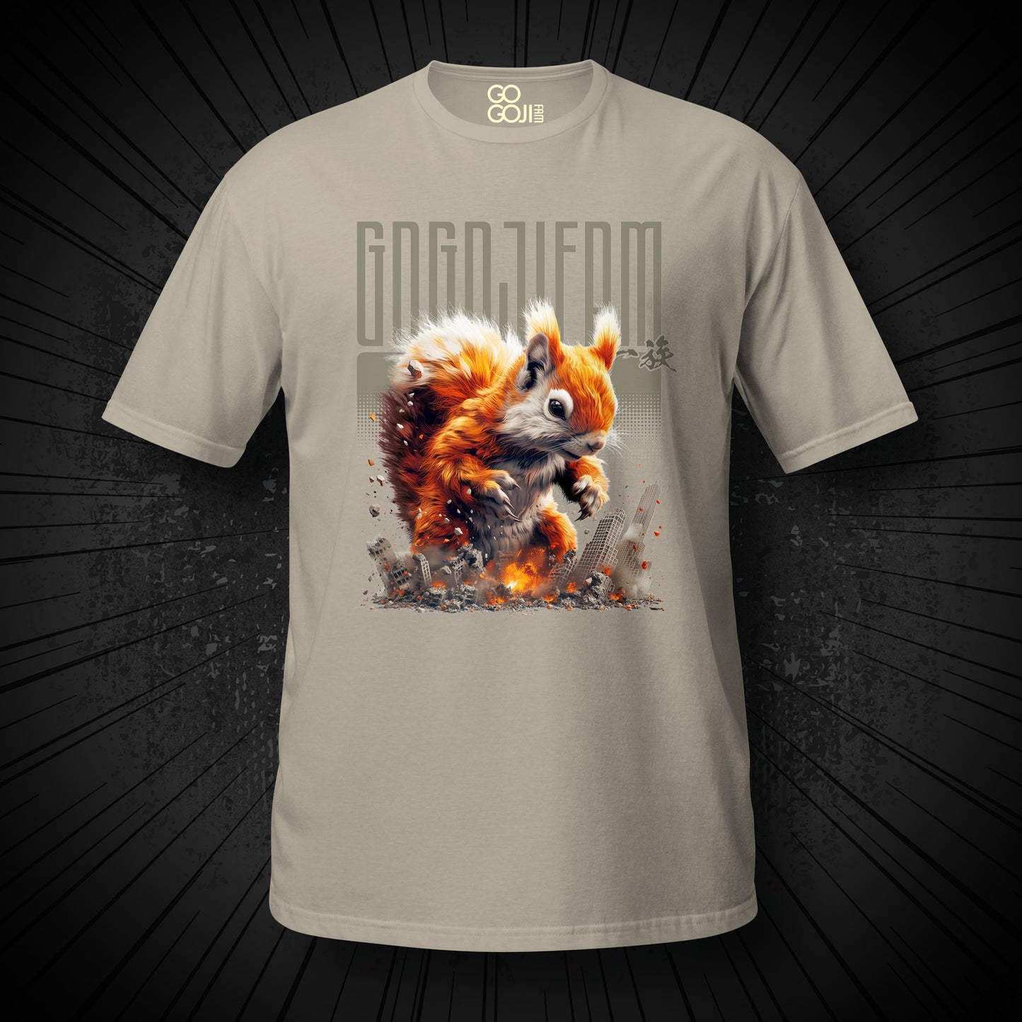 Sandfarbenes T-Shirt von GOGOJIFAM mit dem Motiv MUTANT EICHI: Ein riesiges, niedliches Eichhörnchen im realistischen Manga-Stil stampft durch eine Großstadt. Das kraftvolle Design steht sinnbildlich für den Kampf der Tiere um ihre Existenz und setzt ein kreatives Zeichen für Umwelt- und Tierschutz.