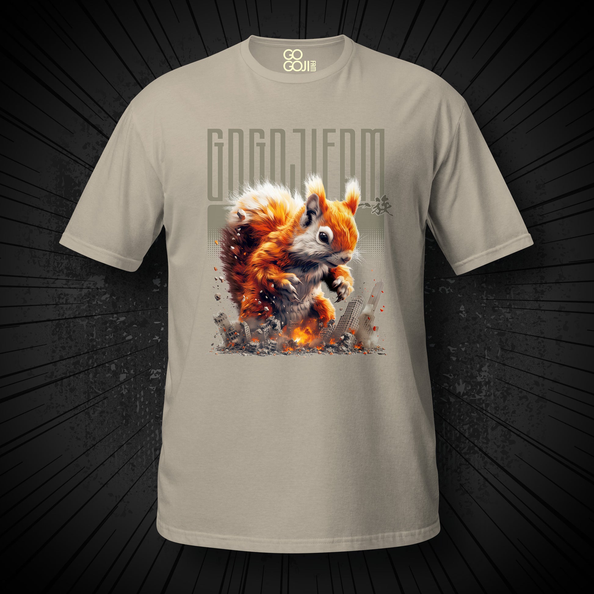 Sandfarbenes T-Shirt von GOGOJIFAM mit dem Motiv MUTANT EICHI: Ein riesiges, niedliches Eichhörnchen im realistischen Manga-Stil stampft durch eine Großstadt. Das kraftvolle Design steht sinnbildlich für den Kampf der Tiere um ihre Existenz und setzt ein kreatives Zeichen für Umwelt- und Tierschutz.