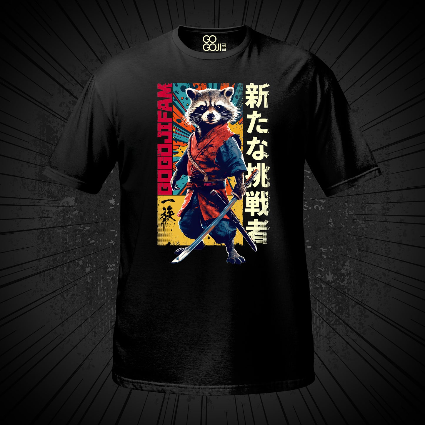Schwarzes T-Shirt von GOGOJIFAM mit dem Motiv NEW CHALLENGER RACCOON: Ein Samurai-Waschbär im realistischen Manga-Stil trägt einen rot-blauen Kimono und hält ein Katana. Entschlossen und kampfbereit verkörpert er den Widerstand der Tiere gegen ihre Bedrohung. Das fantasievolle Design setzt ein kreatives Zeichen für Umwelt- und Tierschutz und macht auf den Kampf der Tiere um ihre Existenz aufmerksam.