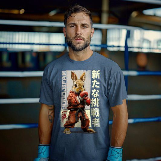 Heather Navy-farbenes T-Shirt von GOGOJIFAM mit dem Motiv NEW CHALLENGER RABBIT: Ein Karate-Hase im realistischen Manga-Stil trägt einen roten Kimono und Boxhandschuhe. Entschlossen und kampfbereit verkörpert er den Widerstand der Tiere gegen ihre Bedrohung. Das fantasievolle Design setzt ein kreatives Zeichen für Umwelt- und Tierschutz und macht auf den Kampf der Tiere um ihre Existenz aufmerksam.