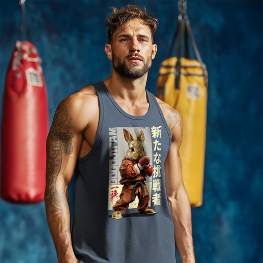 Heather Navy-farbenes Tanktop von GOGOJIFAM mit dem Motiv NEW CHALLENGER RABBIT: Ein Karate-Hase im realistischen Manga-Stil trägt einen roten Kimono und Boxhandschuhe. Entschlossen und kampfbereit verkörpert er den Widerstand der Tiere gegen ihre Bedrohung. Das fantasievolle Design setzt ein kreatives Zeichen für Umwelt- und Tierschutz und macht auf den Kampf der Tiere um ihre Existenz aufmerksam.