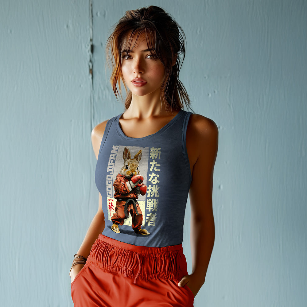 Heather Navy-farbenes Tanktop von GOGOJIFAM mit dem Motiv NEW CHALLENGER RABBIT: Ein Karate-Hase im realistischen Manga-Stil trägt einen roten Kimono und Boxhandschuhe. Entschlossen und kampfbereit verkörpert er den Widerstand der Tiere gegen ihre Bedrohung. Das fantasievolle Design setzt ein kreatives Zeichen für Umwelt- und Tierschutz und macht auf den Kampf der Tiere um ihre Existenz aufmerksam.