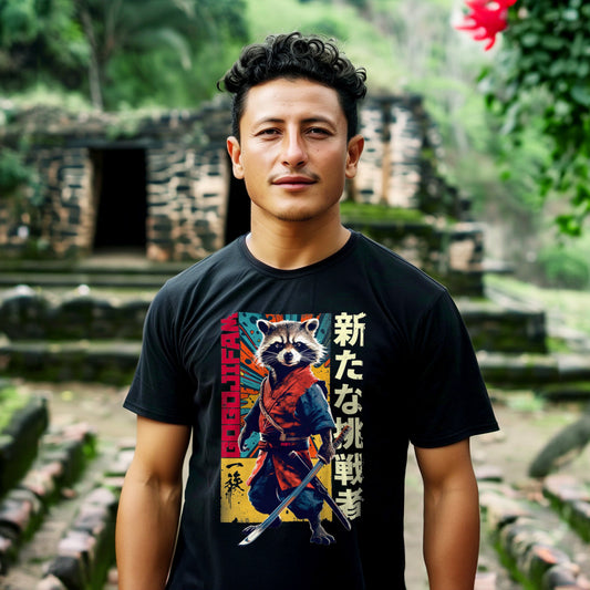 Schwarzes T-Shirt von GOGOJIFAM mit dem Motiv NEW CHALLENGER RACCOON: Ein Samurai-Waschbär im realistischen Manga-Stil trägt einen rot-blauen Kimono und hält ein Katana. Entschlossen und kampfbereit verkörpert er den Widerstand der Tiere gegen ihre Bedrohung. Das fantasievolle Design setzt ein kreatives Zeichen für Umwelt- und Tierschutz und macht auf den Kampf der Tiere um ihre Existenz aufmerksam.
