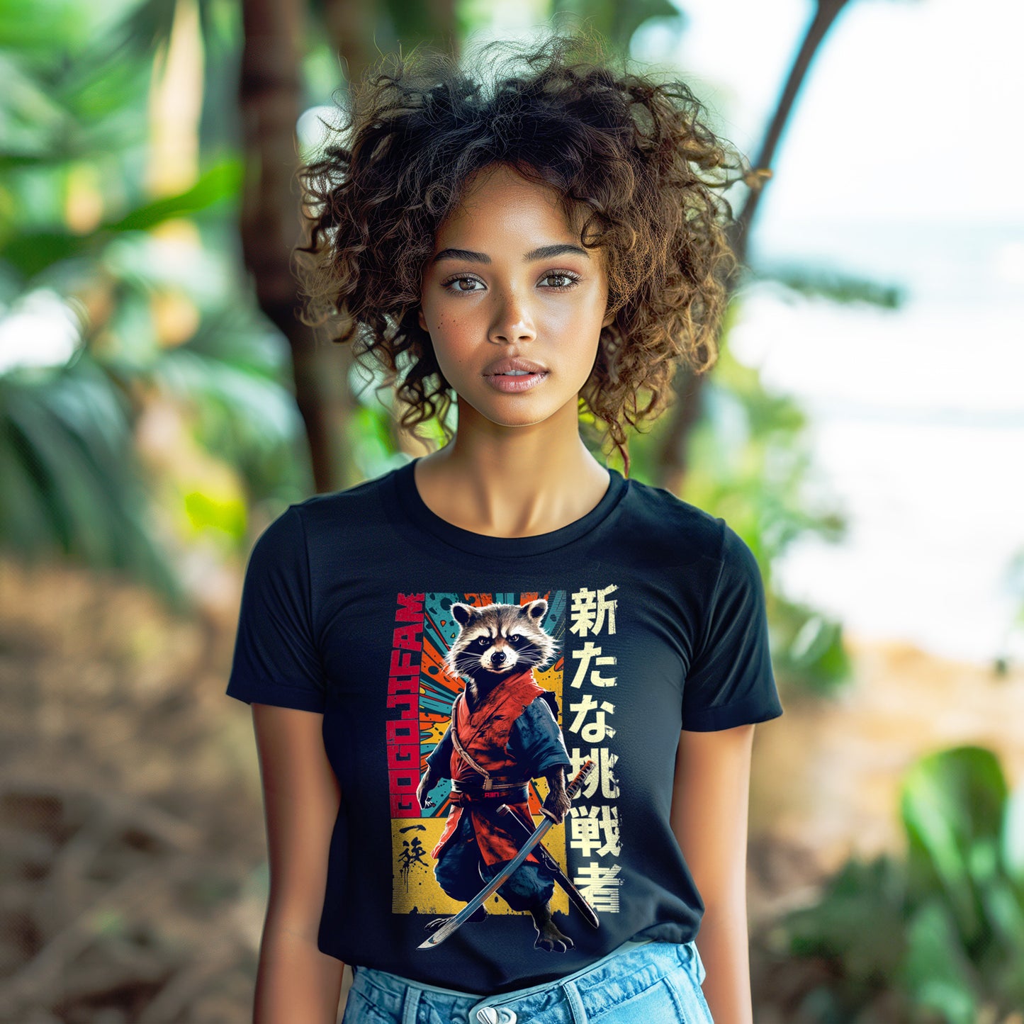 Schwarzes T-Shirt von GOGOJIFAM mit dem Motiv NEW CHALLENGER RACCOON: Ein Samurai-Waschbär im realistischen Manga-Stil trägt einen rot-blauen Kimono und hält ein Katana. Entschlossen und kampfbereit verkörpert er den Widerstand der Tiere gegen ihre Bedrohung. Das fantasievolle Design setzt ein kreatives Zeichen für Umwelt- und Tierschutz und macht auf den Kampf der Tiere um ihre Existenz aufmerksam.