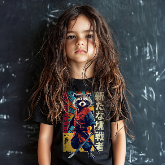 Schwarzes T-Shirt für Kids von GOGOJIFAM mit dem Motiv NEW CHALLENGER RACCOON: Ein Samurai-Waschbär im realistischen Manga-Stil trägt einen rot-blauen Kimono und hält ein Katana. Entschlossen und kampfbereit verkörpert er den Widerstand der Tiere gegen ihre Bedrohung. Das fantasievolle Design setzt ein kreatives Zeichen für Umwelt- und Tierschutz und macht auf den Kampf der Tiere um ihre Existenz aufmerksam.