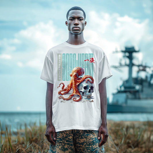 Weisses T-Shirt von GOGOJIFAM mit dem Motiv OCTOPUS: Ein Tintenfisch im realistischen Manga-Stil macht es sich auf einem Menschenschädel gemütlich. Das kraftvolle Design steht sinnbildlich für den Überlebenswillen der Tiere und setzt ein kreatives Zeichen für Umwelt- und Tierschutz.