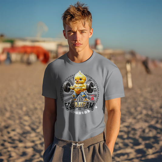 Nardograues T-Shirt von GOGOJIFAM mit dem Motiv PUMPIN CHIC: Ein kleines, aber muskulöses Küken stemmt entschlossen die Langhantel. Das ausdrucksstarke Design im Manga-Stil erinnert an ein Gym-Club-Logo und inspiriert dazu, über den eigenen Schatten zu springen. Zugleich setzt das Motiv ein augenzwinkerndes Statement für Umwelt- und Tierschutz.