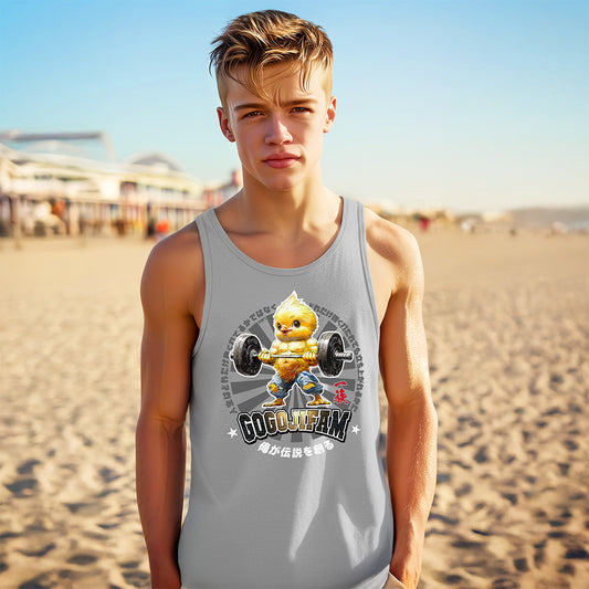 Silbergraues Tank Top von GOGOJIFAM mit dem Motiv PUMPIN CHIC: Ein kleines, aber muskulöses Küken stemmt entschlossen die Langhantel. Das ausdrucksstarke Design im Manga-Stil erinnert an ein Gym-Club-Logo und inspiriert dazu, über den eigenen Schatten zu springen. Zugleich setzt das Motiv ein augenzwinkerndes Statement für Umwelt- und Tierschutz.