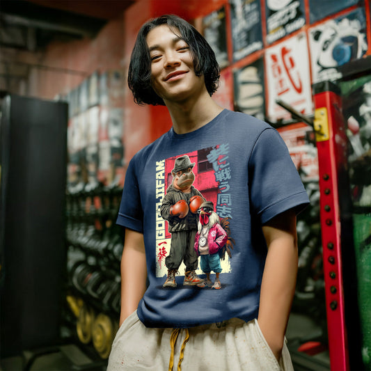 Heather Navy-farbenes T-Shirt von GOGOJIFAM mit dem Motiv ROCKOPOTAMUS: Ein Nilpferd mit Boxhandschuhen und sein Gockel-Trainer im realistischen Manga-Stil präsentieren sich in kämpferischer Pose. Das fantasievolle Design betont die Stärke von Zusammenhalt und setzt zugleich ein augenzwinkerndes Statement für Umwelt- und Tierschutz.