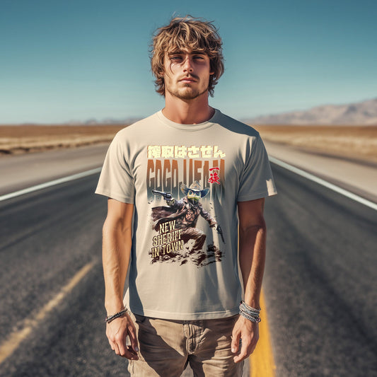 Sandfarbenes T-Shirt von GOGOJIFAM mit dem Motiv SHERIFF: Ein Sheriff-Gecko im realistischen Manga-Stil richtet seinen Colt in dynamischer Pose direkt auf den Betrachter. Das kraftvolle Design steht sinnbildlich für Gerechtigkeit gegenüber Tieren und setzt ein kreatives Zeichen für Umwelt- und Tierschutz.