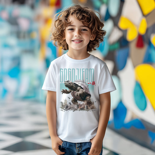 Weißes T-Shirt für Kids von GOGOJIFAM mit dem Motiv STUMPER TURTLE: Eine gigantische Schildkröte im realistischen Manga-Stil stampft durch eine Großstadt. Das kraftvolle Design steht sinnbildlich für den Kampf der Tiere um ihre Existenz und setzt ein kreatives Zeichen für Umwelt- und Tierschutz.