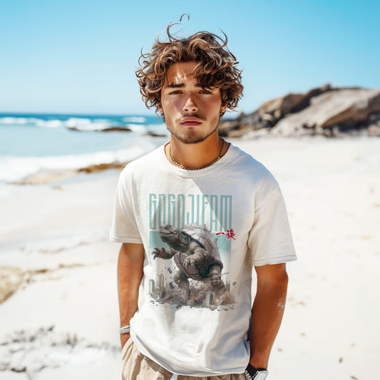 Weißes T-Shirt von GOGOJIFAM mit dem Motiv STUMPER TURTLE: Eine gigantische Schildkröte im realistischen Manga-Stil stampft durch eine Großstadt. Das kraftvolle Design steht sinnbildlich für den Kampf der Tiere um ihre Existenz und setzt ein kreatives Zeichen für Umwelt- und Tierschutz.