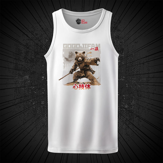Weißes Tank Top von GOGOJIFAM mit dem Motiv JŌDŌ BEAR: Ein Braunbär-Wandermönch mit Long Stick in Kampfposition. Im Hintergrund erscheint sein Meister aus der Vergangenheit. Das ausdrucksstarke Design im Manga-Stil betont die Kultivierung alten Wissens, die Verbundenheit aller Dinge - und den Kampf der Tiere um ihre Existenz. Ein kreatives Statement für Umwelt- und Tierschutz.