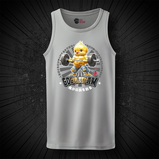 Silbergraues Tank Top von GOGOJIFAM mit dem Motiv PUMPIN CHIC: Ein kleines, aber muskulöses Küken stemmt entschlossen die Langhantel. Das ausdrucksstarke Design im Manga-Stil erinnert an ein Gym-Club-Logo und inspiriert dazu, über den eigenen Schatten zu springen. Zugleich setzt das Motiv ein augenzwinkerndes Statement für Umwelt- und Tierschutz.