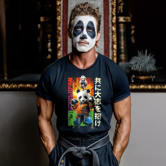 Schwarzes T-Shirt von GOGOJIFAM mit dem Motiv TEAM PANDA: Ein Karate-Panda im realistischen Manga-Stil trägt einen orange-blauen Kimono und Boxhandschuhe. Auf seinem Kopf balanciert sein Meister - ein kleines Äffchen in meditativer Yogaposition. Das fantasievolle Design betont die Stärke von Zusammenhalt und setzt zugleich ein augenzwinkerndes Statement für Umwelt- und Tierschutz.