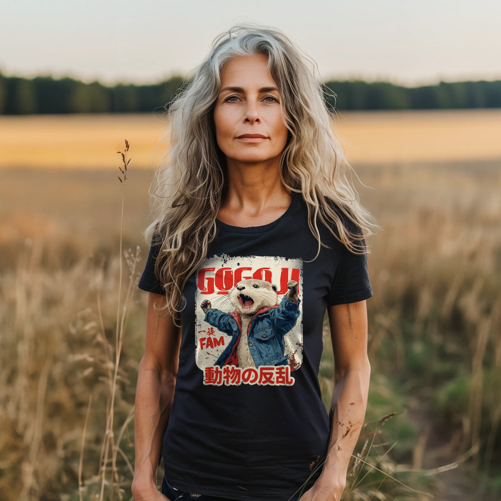 Schwarzes T-Shirt von GOGOJIFAM mit dem Motiv ANIMAL REBELLION: Ein rebellischer Biber in Jeansjacke streckt kämpferisch die Fäuste in die Luft – bereit, die Revolution der Tiere anzuführen. Das ausdrucksstarke Design im Manga-Stil steht sinnbildlich für ihren Widerstand gegen Umweltzerstörung und setzt ein kraftvolles Zeichen für Tierschutz und Artenvielfalt.