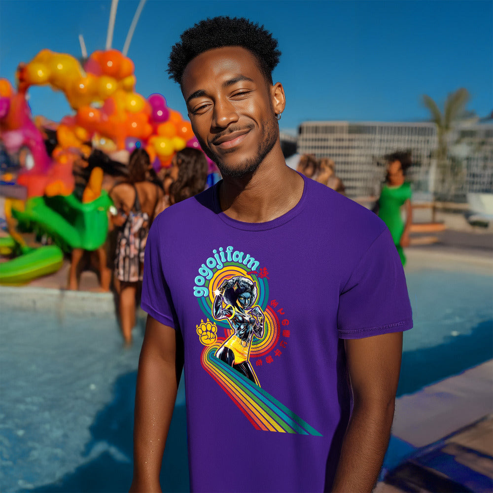 Lila T-Shirt von GOGOJIFAM mit dem Motiv BLACK PANTHY: Ein kraftvolles Panther Girl mit Afro, 70s-Vibe und Kung-Fu-Pose, umgeben von einer dynamischen Regenbogengrafik. Das ausdrucksstarke Comic-Design steht für Widerstand, Haltung und Kreativität im Kampf für Tier- und Umweltschutz. Ein visuelles Statement gegen das Vergessen und die Korruption, die diese Missstände am Leben hält.