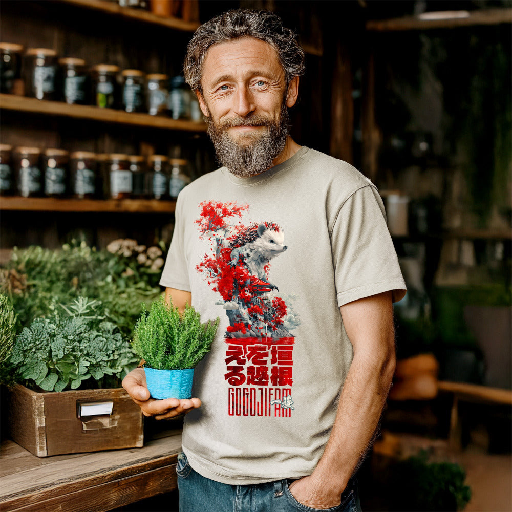 Sandfarbenes T-Shirt von GOGOJIFAM mit dem Motiv BREAKING BOUNDARIES: Ein gigantischer Igel tritt aus dem Dickicht. Er ist gezwungen, Grenzen zu überschreiten, weil sein Lebensraum schwindet. Das Design im realistischen Comic-Stil symbolisiert den Widerstand der Natur und setzt ein kreatives Zeichen für Umwelt- und Tierschutz.