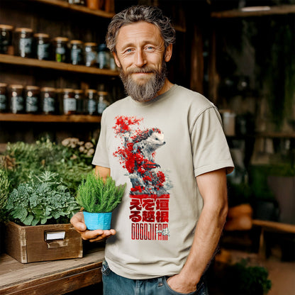 Sandfarbenes T-Shirt von GOGOJIFAM mit dem Motiv BREAKING BOUNDARIES: Ein gigantischer Igel tritt aus dem Dickicht. Er ist gezwungen, Grenzen zu überschreiten, weil sein Lebensraum schwindet. Das Design im realistischen Comic-Stil symbolisiert den Widerstand der Natur und setzt ein kreatives Zeichen für Umwelt- und Tierschutz.